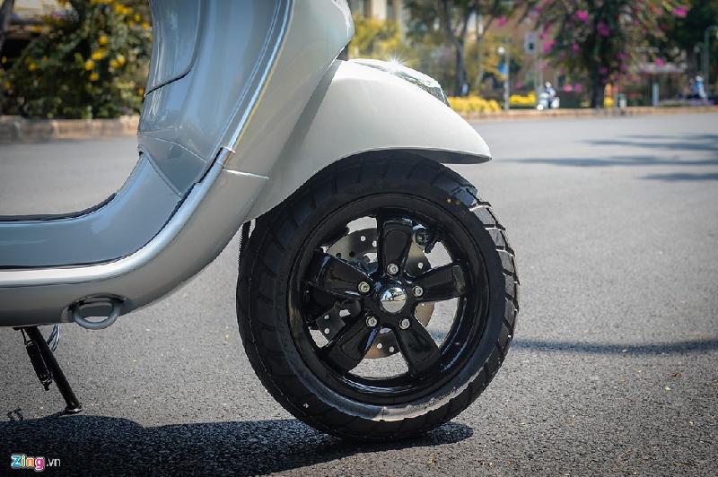 LX 125 2017 trang bị bộ vành hợp kim 5 chấu. Bánh trước và bánh sau đều dùng lốp không săm. Bánh trước kích thước 110/70-11, bánh sau kích thước 120/70-10. Phanh đĩa phía trước đường kính 200 mm, không có chống bó cứng phanh ABS. 