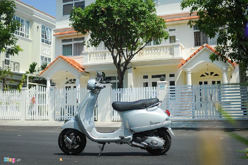 Giá bán của Vespa LX 125 2017 là 67,9 triệu đồng, cùng 6 màu tùy chọn, trong đó 3 màu tiêu chuẩn và 3 màu giới hạn. Theo đại diện của Piaggio Việt Nam, LX 2017 và dòng xe Primavera đang bán không ảnh hưởng đến nhau trên thị trường, dù giá bán gần như tương đương.