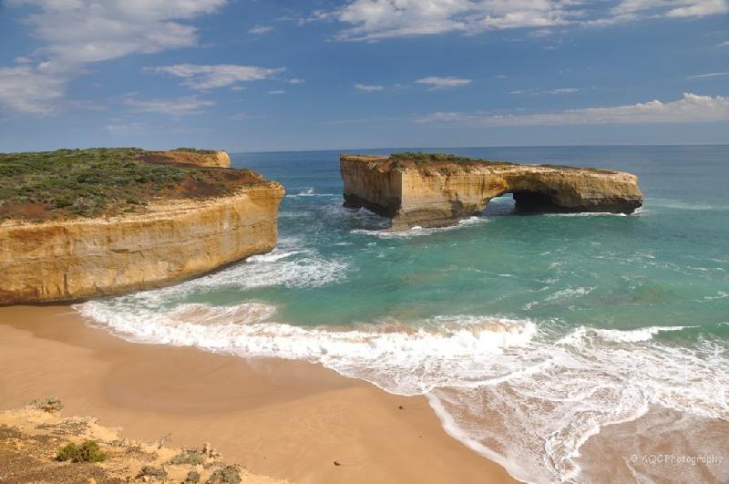London Arch là vòm đá tự nhiên nằm trong Công viên Quốc gia Port Campbell, Australia. Cổng đá ban đầu có tên là Cầu London, và có 2 vòm. Nhưng một vòm đã bị sụp đổ năm 1990. Ảnh: Blogspot.
