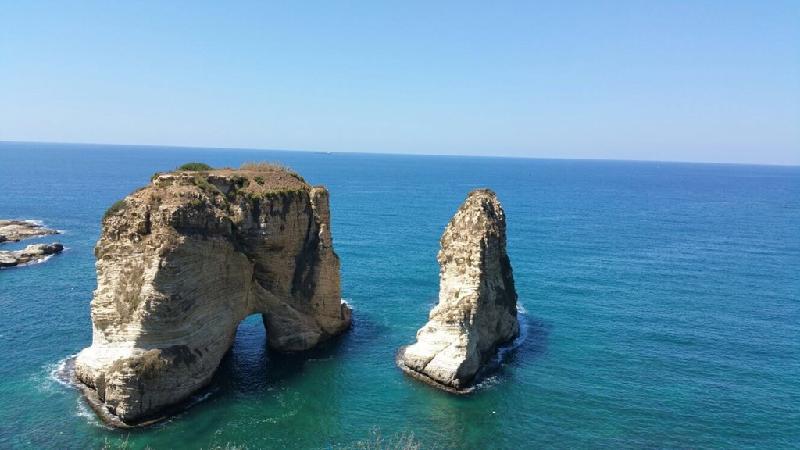 Kiến trúc đá Rock of Raouché (Liban), hay còn gọi là vòm đá chim bồ câu. Cấu trúc này gồm hai khối đá riêng biệt, sừng sững giữa biển giống như hai người lính hiên ngang gác cổng của thành phố Beirut. Thời điểm tốt nhất để chiêm ngưỡng cảnh đẹp của Rock of Raouché là khi hoàng hôn buông xuống. Ảnh: Trover.