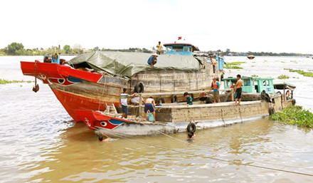 Người dân địa phương hỗ trợ ứng cứu sau khi ghe cập gần bờ.