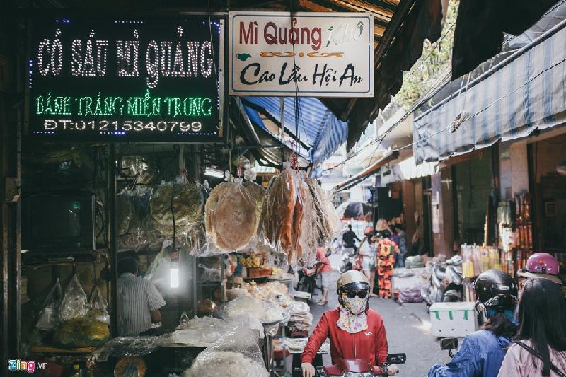 ừ lúc bà Hoa thành lập chợ vào những năm đầu 1970, chợ trở thành nơi tập trung buôn bán các sản vật của miền Trung. Nhiều mặt hàng chỉ có bán ở chợ này, không tìm được ở nơi khác.