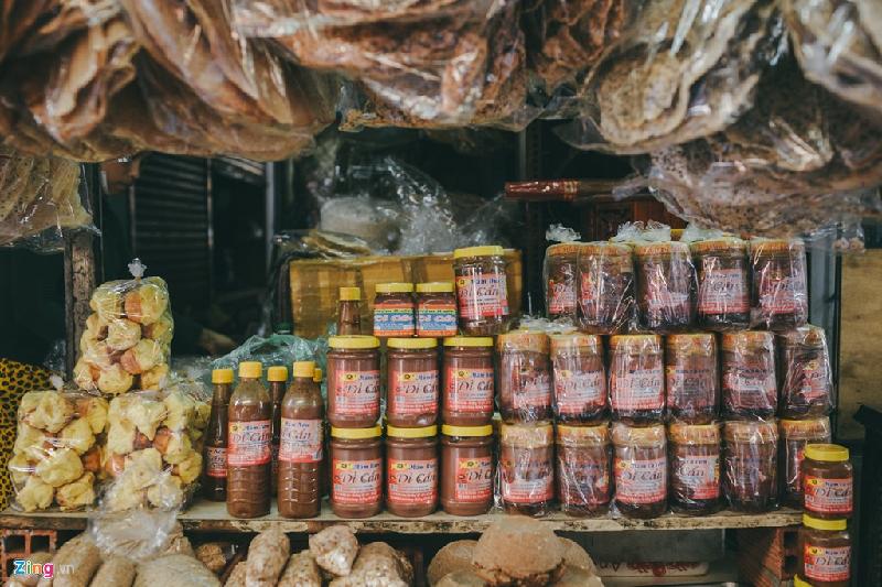 Một trong những đặc sản nổi tiếng của những tỉnh duyên hải miền Trung là các loại mắm được làm từ cá biển. Tại chợ Bà Hoa, các hàng bán mắm có số lượng vượt trội.