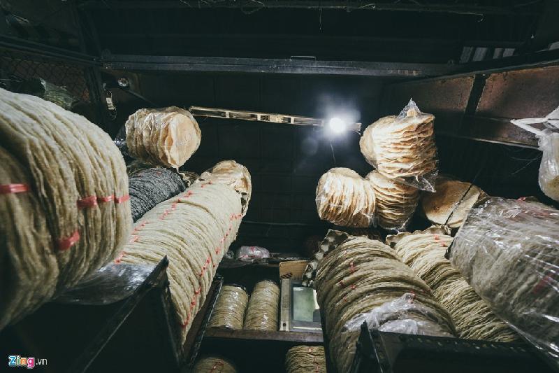 Chợ đặc sản miền Trung độc đáo giữa lòng Sài Gòn hình ảnh 10 Có nhiều loại bánh tráng được bày bán với các mức giá khác nhau. Bánh mè trắng, mè đen giá 5.000 đồng/cái, bánh tráng đường giá 6.000 đồng/cái, bánh tráng dừa giá 10.000 đồng/cái, bánh tráng tôm giá 3.000 đồng/cái.
