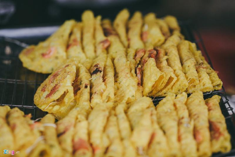 Những cái bánh xèo vàng đượm cũng là một nét đặc biệt của chợ Bà Hoa. Bánh xèo miền Trung khác với bánh xèo miền Tây Nam Bộ. Bánh nhỏ hơn khá nhiều, không quá ngọt và giòn rụm từ trong ra ngoài.