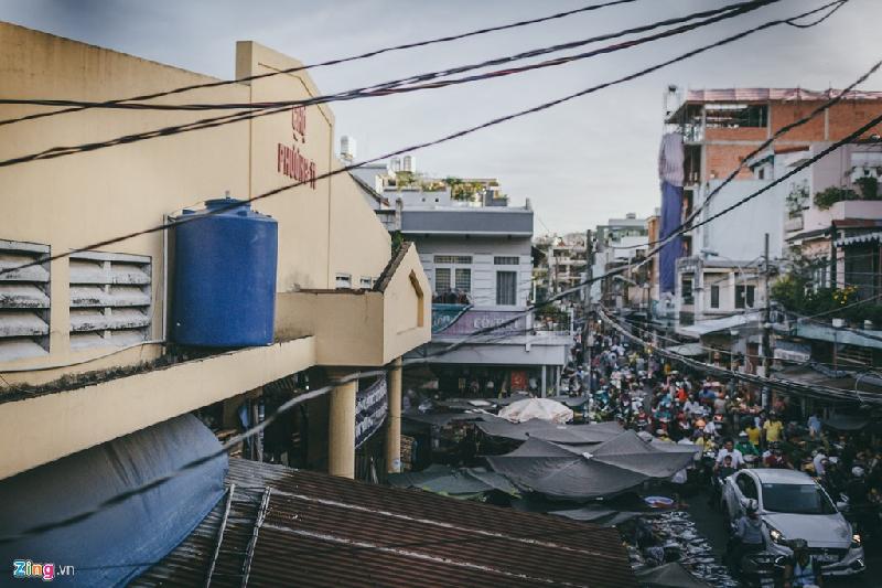 Mỗi buổi sáng sớm và chiều muộn, chợ Bà Hoa lại thu hút rất đông khách hàng đến tìm các đặc sản miền Trung, người mua, kẻ bán, tiếng động không ngớt. Nơi đây đã, đang và sẽ là nét chấm phá rất đặc biệt của một Sài Gòn nhiều người nhập cư, đa vùng miền, đa văn hoá.