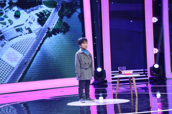 Xuất hiện “hướng dẫn viên du lịch” 6 tuổi ở Biệt Tài Tí Hon  Trong đoạn clip “đánh lừa”, cậu bé 6 tuổi, Nguyễn Việt Cường đeo một cặp mắt kính cận trông vô cùng ngộ nghĩnh và đáng yêu. Dựa vào manh mối cặp kính trí thức đó, Chi Pu dự đoán thí sinh sẽ có tài giải toán nhanh. Trong khi đó, Trịnh Thăng Bình lại có lối suy luận sáng tạo hơn rằng có thể cậu bé bị cận thị do đọc truyện tranh nhiều và chắc chắn sẽ có khả năng… dẫn chương trình khiến mọi người “đứng hình”.