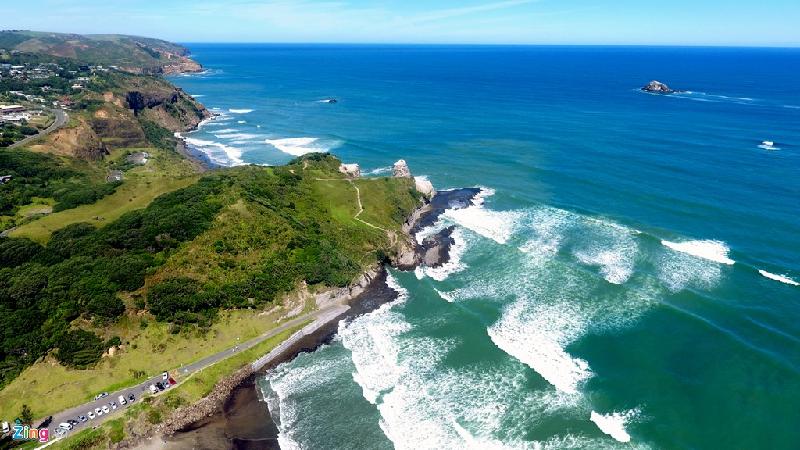 Phía đông thành phố này có bãi biển Muriwai với màu cát đen kỳ lạ thu hút khách du lịch. Vào mùa thu tháng 3, bầu trời và mặt nước biển luôn xanh ngắt, từng con sóng lăn tăn cuốn theo hàng đập vào bờ tạo nên một không gian kỳ thú.