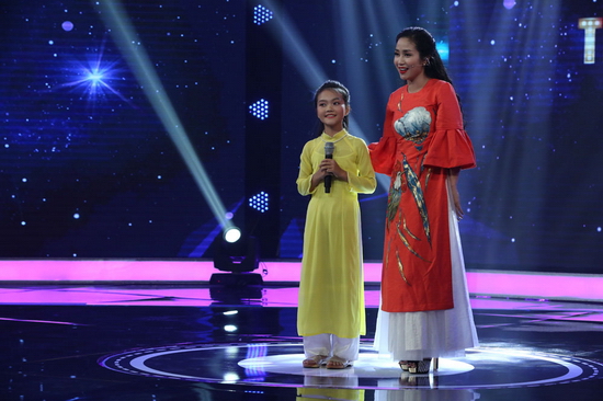 Ca sĩ Quang Linh cũng phải thốt lên: “Con hát tình cảm, từng trải y như NSND Thu Hiền rựa! Khó tính như bà Thu Hiền mà phải vỗ tay cho con từng câu một”. Anh còn hài hước cho rằng cô bé chỉ mới 13 tuổi mà hát như người 31 tuổi. Về phần giám khảo Cẩm Ly, chị cảm nhận cô bé hát rất tình trong từng câu từng chữ, bên cạnh đó là cách nhả chữ vô cùng điêu luyện, phong thái ung dung và rất có hồn. Cuối cùng, Ban giám khảo đã nhấn đèn xanh chọn bé.