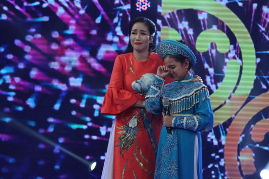 NSND Thu Hiền cho biết tuy bài hát mang màu sắc của thể loại cải lương nhiều hơn là dân ca nhưng cô vẫn rất thích tiết mục này. Còn giám khảo Cẩm Ly lại bày tỏ sự bất ngờ về cách chọn bài của cô bé. Chị cũng góp ý bé nên chú ý kỹ hơn về về điệu bộ, cách ra dáng của cải lương. Cuối cùng, ba vị giám khảo quyết định nhấn đèn xanh. Cô bé liền bật khóc sung sướng khiến mọi người vô cùng cảm động. 