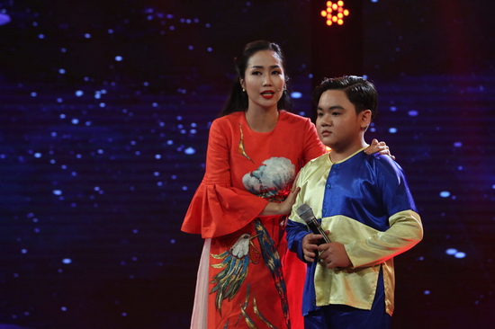 Ca sĩ Cẩm Luy cũng đồng tình và chỉ ra những chỗ trong bài hơi “tươi”, lờ lợ và cần điều chỉnh. Nữ giám khảo yêu cầu Trọng Nhân hát lại một đoạn và bất ngờ cậu bé hát lại và xử lý tốt hơn lúc thi. Ngay lập tức nam ca sĩ Quang Linh hài hước đổ lỗi cho ban nhạc của chương trình làm cho khán giả cười nghiêng ngả. Thế nhưng những yếu tố đó vẫn chưa đủ thuyết phục Ban giám khảo nhấn đèn xanh cho thí sinh nhí.