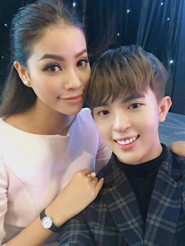 Phúc Tín cũng có mối quan hệ khá thân thiết với hoa hậu Phạm Hương.