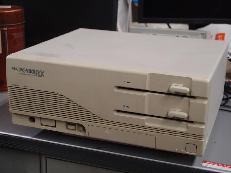 NEC PC-98 (1982): Nhắc đến dòng máy tính nổi tiếng ở Nhật Bản không thể bỏ qua NEC’s PC-98 hay gọi tắt là PC-98. Thiết bị này sở hữu CPU Intel 8086, xung nhịp 5 MHz và RAM 128 KB. PC-98 được đánh giá là một máy tính mạnh mẽ thời ấy. Dòng sản phẩm này chiếm 50% thị phần máy tính thời đó.