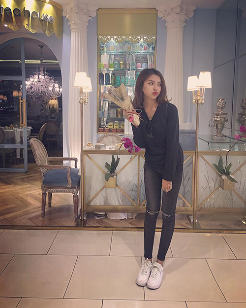 Dù không có chiều cao khủng nhưng Khánh Vy vẫn rất nổi bật  Được biết Khánh Vy là người Khánh Hòa, trước đây cô từng tham gia nghệ thuật ở nhiều lĩnh vực như: người mẫu ảnh, diễn viên,... Tuy không sở hữu chiều cao quá khủng (1m66) nhưng gương mặt xinh đẹp, đôi môi đầy đặn quyến rũ của Vy khiến cô nổi bật ở mọi góc nhìn.