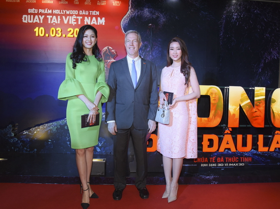 Đại sứ Mỹ bên Hoa hậu Mỹ Linh và Á hậu Thanh Tú