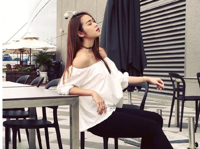 Diệp Bảo Ngọc nữ tính và duyên dáng với áo trễ vai, quần âu tối màu.