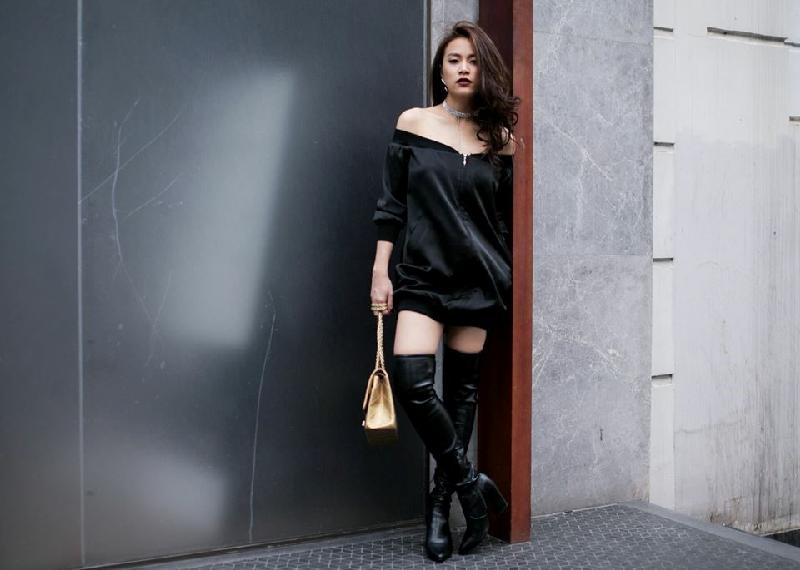 Trên đường phố Hà thành, Hoàng Thuỳ Linh nổi bật với phong cách cá tính. Cô diện 
