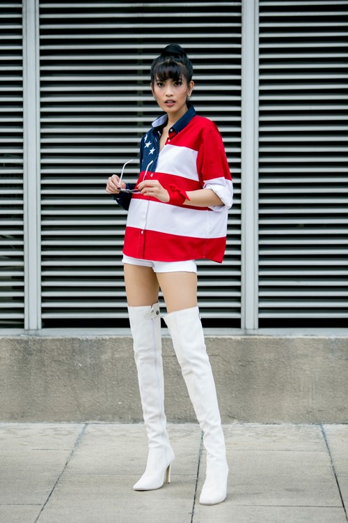 Trương Thị May khoẻ khoắn xuống phối với áo sơ-mi sọc đỏ trắng. Đôi boots trắng cao quá đầu gối mang đến vẻ sành điệu, hợp thời trang.