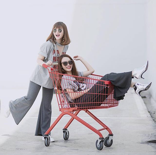 Chị em Song Yến diện trang phục đôi khi xuống phố. Set đồ tông xám khá mới mẻ nhờ chiếc quần ống loe chất liệu co giãn thoải mái.