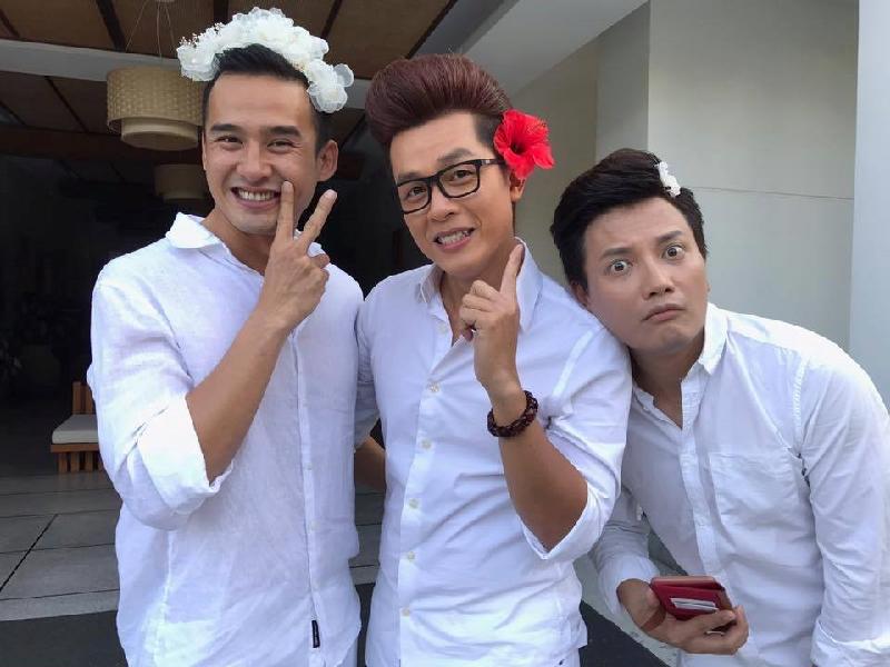 Dàn khách mời trẻ trung, nổi tiếng cũng là điểm nổi bật trong ngày vui của cô dâu Nguyệt Ánh và chú rể Eswar. Trước giờ tổ chức hôn lễ, Lương Thế Thành, Bá Thắng và Hòa Hiệp chia sẻ hình ảnh tinh nghịch trên trang cá nhân.