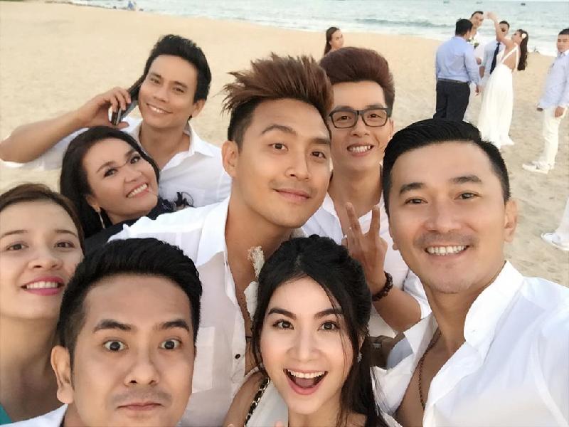 Hùng Thuận, vợ chồng nghệ sĩ Ngân Quỳnh, Kha Ly, Quốc Cường, Trí Quang tranh thủ chụp ảnh kỷ niệm.