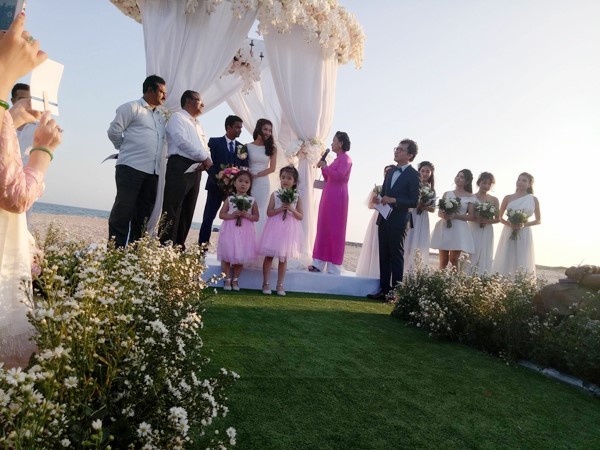 Do đám cưới ở Phan Thiết nên một số nghệ sĩ đã hủy bỏ lịch trình để kịp chung vui với bạn.