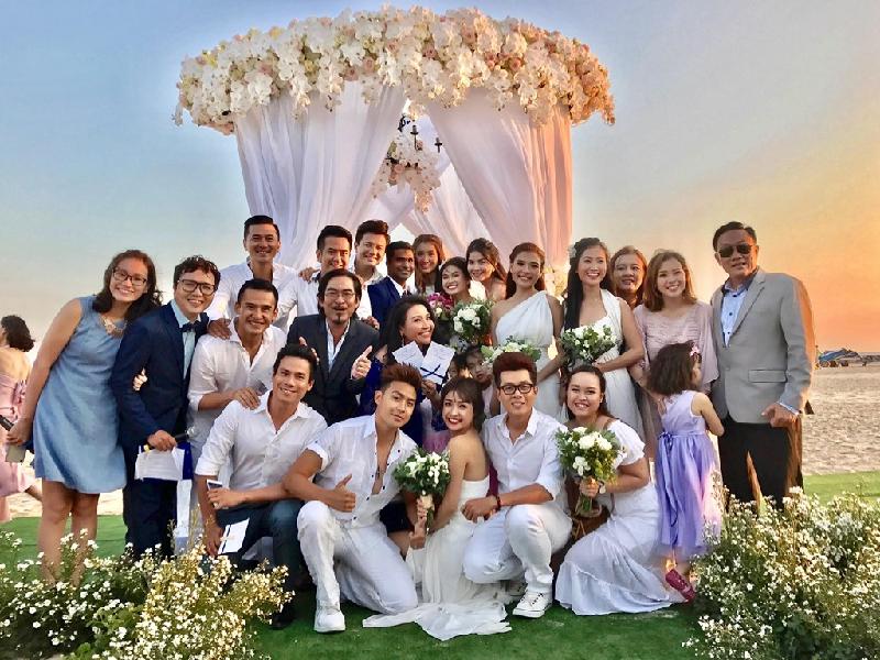 Khoảnh khắc cô dâu, chú rể rạng ngời bên dàn nghệ sĩ nổi tiếng. Lễ cưới của Nguyệt Ánh có khoảng 100 khách mời. Theo thông tin, vợ chồng cô chủ động chịu chi phí đi lại và ăn ở tại Phan Thiết.