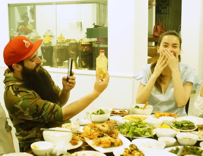 Ngoài việc được chiêu đãi nhiều món ăn Việt Nam, đạo diễn người Mỹ còn tỏ ra thích thú với rượu thuốc. Anh không quên lưu lại hình ảnh của 