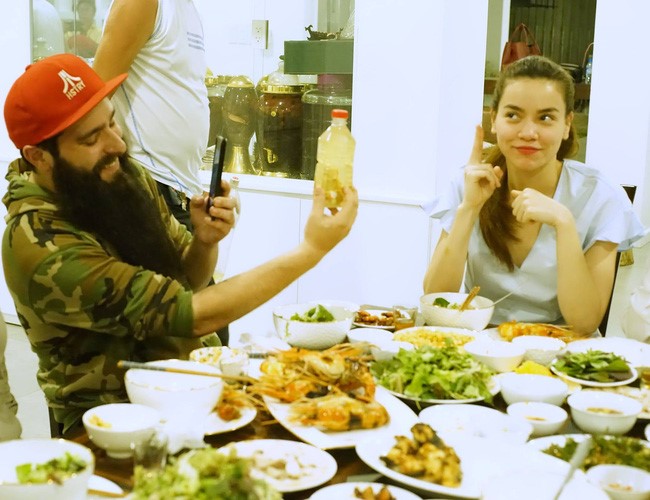 Trong thời gian lưu lại Việt Nam để quảng bá Kong, đạo diễn Jordan có cơ hội gặp gỡ và trò chuyện cùng nhiều người trong giới nghệ sĩ. Trong đó, Hồ Ngọc Hà là một trong những người khá thân thiết với anh nhờ có mối quan hệ từ trước.
