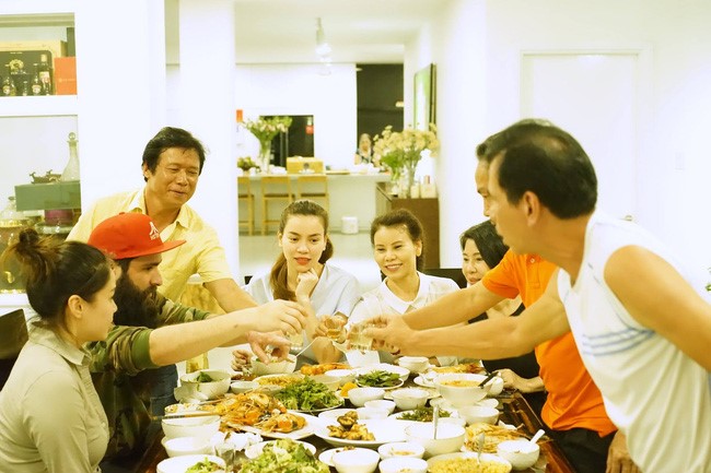 Theo nguồn tin, đạo diễn Kong sẽ trở lại Mỹ trong vài ngày tới. Như chia sẻ, sau khi bán được nhà ở Los Angeles và sắp xếp công việc, anh sẽ trở lại Việt Nam để sinh sống.