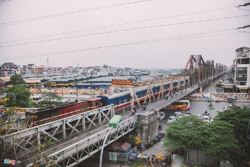 Điểm check-in sống ảo trên cao bên cầu Long Biên hình ảnh 1 Cầu Long Biên là cây cầu thép đầu tiên bắc qua sông Hồng, nối hai quận Hoàn Kiếm và Long Biên (Hà Nội), do Pháp xây dựng (1898-1920).