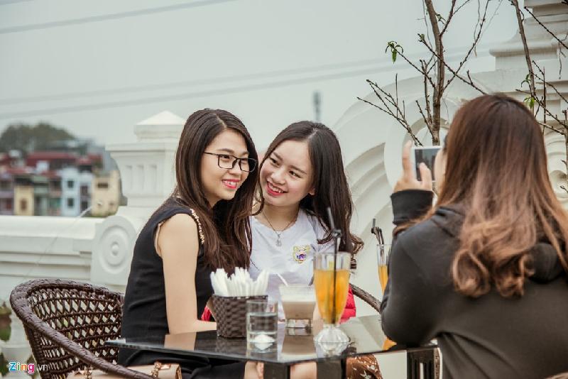 Điểm check-in sống ảo trên cao bên cầu Long Biên hình ảnh 6 Mặc dù lượng khách đến quán muốn ngồi không gian ngoài trời ngày càng cao, cửa hàng chỉ đặt 7 bộ bàn ghế với việc sắp xếp khoảng cách giữa mỗi bàn vừa đủ, để mọi người có thể thưởng thức đồ uống của mình một cách trọn vẹn. Hồng Anh (sinh viên Đại học Kinh doanh và Công nghệ) chia sẻ: “Đây là lần đầu tiên mình được nhìn thấy cầu Long Biên khác lạ như thế này”.