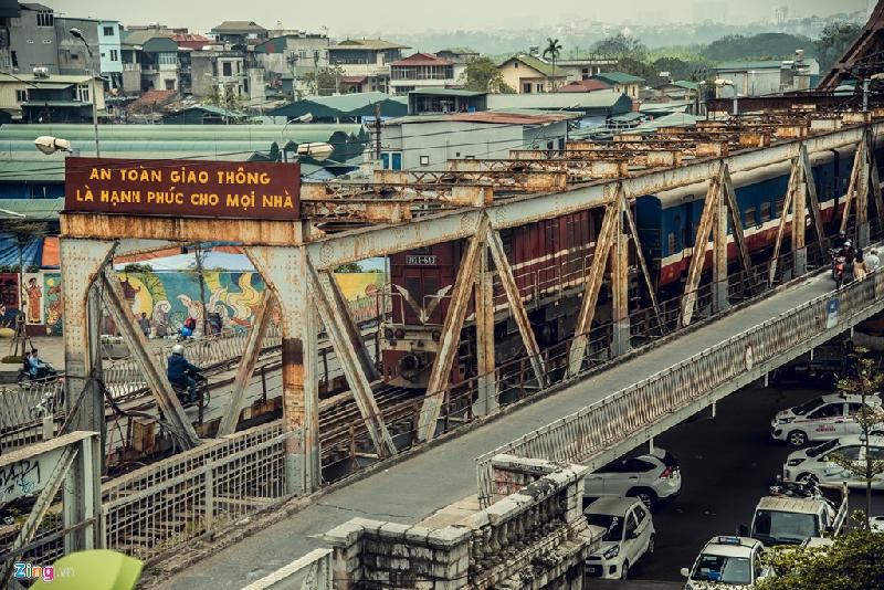 Điểm check-in sống ảo trên cao bên cầu Long Biên hình ảnh 7 Nhâm nhi một cốc cà phê nóng hổi giữa thời tiết se lạnh của những ngày cuối đông, ngắm nhìn dòng người lướt qua cùng tiếng còi tàu vang vọng, quả thực có một chút gì đó rất Hà Nội.