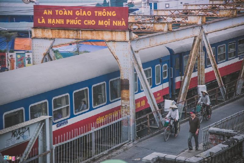 Điểm check-in sống ảo trên cao bên cầu Long Biên hình ảnh 8 Những chiếc xe đạp vội vàng cho kịp phiên chợ buổi chiều.