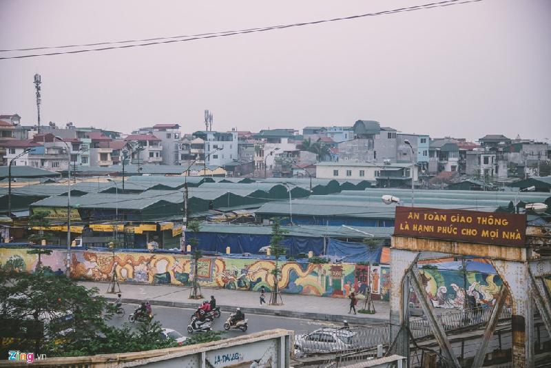 Điểm check-in sống ảo trên cao bên cầu Long Biên hình ảnh 9 Từ quán cà phê, ta có thể thấy chợ Long Biên với những mái tôn màu xanh.