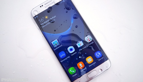 Nhấn mạnh đến khả năng giải trí nên Samsung đã trang bị cho S7 và S7 Edge màn hình hiển thị siêu sắc nét với kích thước 5,1 inch và 5,5 inch tương ứng, cả hai đều sử dụng nền Super AMOLED độ phân giải Quad HD (2K) cho chất lượng hiển thị sắc nét, trong trẻo, màu sắc chân thực và độ sáng cao. Trong đó S7 Edge sở hữu màn hình cong, còn S7 là màn hình phẳng. 