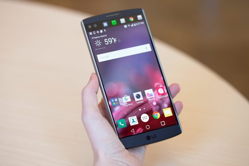 Về cấu hình, máy dùng vi xử lý Qualcomm Snapdragon 820, RAM 4GB, bộ nhớ 64GB, hỗ trợ mở rộng thông qua khe cắm thẻ nhớ rời. LG V20 dùng pin 3200mAh, hỗ trợ sạc nhanh QuickCharge 3.0 của Qualcomm và tất nhiên là dùng cổng USB C.