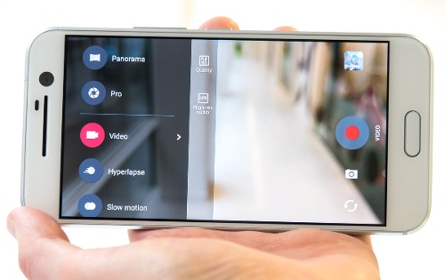 HTC 10 đi kèm camera chính 12MP với công nghệ UltraPixel, hỗ trợ lấy nét bằng laser thế hệ 2, nhanh hơn trước gấp nhiều lần và hoạt động tốt ngay cả khi chụp liên tiếp. Trong khi camera phụ độ phân giải 5MP và cả hai camera đều hỗ trợ chống rung quang học và cùng khẩu độ f/1.8. 