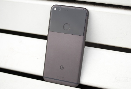  Cho đến thời điểm này, Pixel XL vẫn đang là thiết bị duy nhất đạt số điểm đánh giá 89 trên DxOMark, số điểm cao nhất từ trước đến nay trên smartphone với camera chính 12MP, khẩu độ f/2.0, kích thước điểm ảnh là 1.55 micron, hỗ trợ ổn định hình ảnh quang học cùng khả năng quay phim 4K. Mặt trước là camera 8 megapixel.