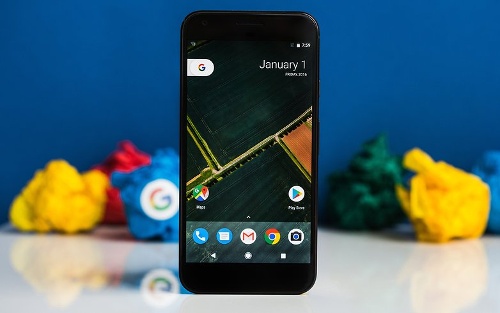 Về cấu hình phần cứng, Google Pixel XL đi kèm màn hình AMOLED 5,2 inch Quad HD, chạy Android 7.0 với chipset Snapdragon 821, RAM 4GB, bộ nhớ trong tùy chọn 32GB/64GB nhưng không hỗ trợ thẻ nhớ ngoài. 