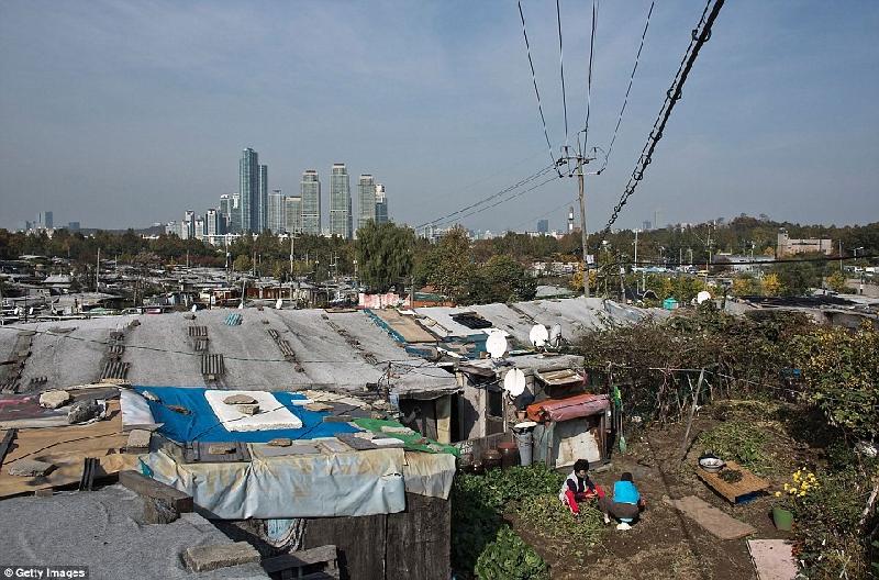 Thị trấn Guryong chỉ cách quận Gangnam giàu có ở Seoul, Hàn Quốc, một quãng đường nhưng cuộc sống thì hoàn toàn đối lập. Khu ổ chuột bất hợp pháp được thành lập từ năm 1988 và là nơi ở của hàng nghìn người nghèo và người già ở Hàn Quốc . Ảnh: 