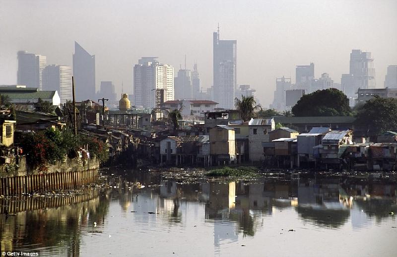 Tại Philippines, những tòa nhà chọc trời sang trọng của quận Makati ở Metro Manila tạo ra sự tương phản mạnh mẽ với những túp lều bẩn thỉu và những cống nước lộ thiên ở khu vực nghèo nàn của thành phố. Ảnh: 