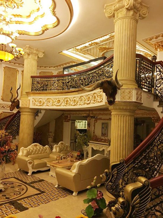 Lỹ Nhã Kỳ, Thuỷ Tiên Nội thất bên trong đẹp từng li. Mỗi chi tiết đều được chạm trổ kỳ công, tinh tế.