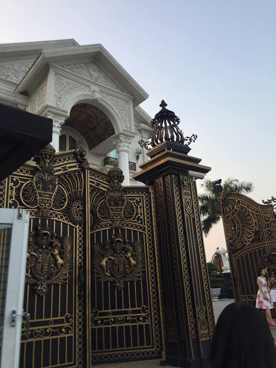 Lỹ Nhã Kỳ, Thuỷ Tiên Cổng ngoài chạm trổ kỳ công