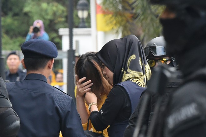 Đoàn Thị Hương che mặt khi được giải vào tòa. Các nghi phạm người Indonesia và Việt Nam bị buộc tội mưu sát theo Điều 302 của Bộ luật Hình sự Malaysia. Nếu bị tuyên có tội, các bị cáo sẽ đối mặt với án tử hình. Ảnh: Getty.