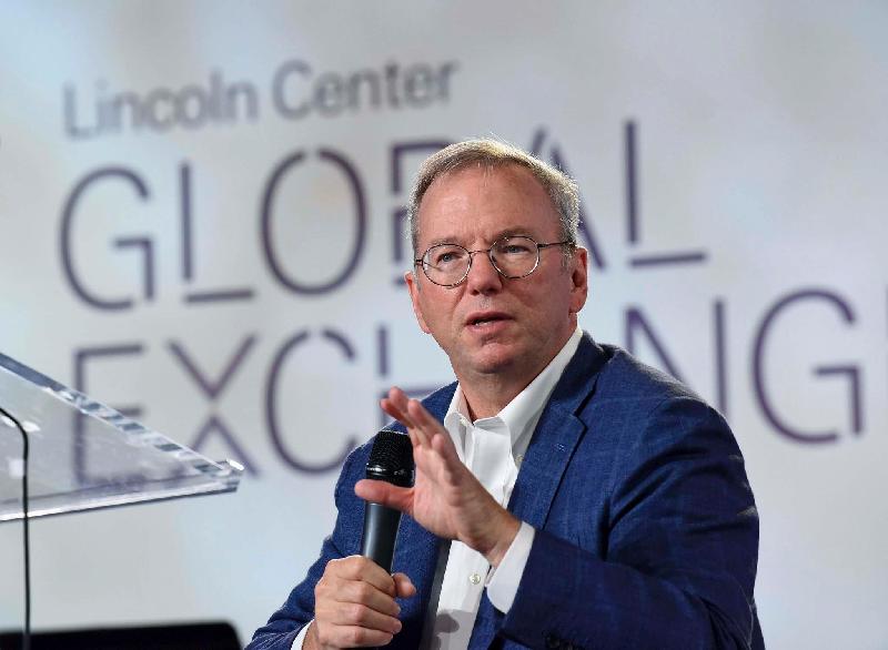Eric Schmidt, Chủ tịch Alphabet cho biết Google đang nỗ lực hơn để đảm bảo quảng cáo của các công ty sẽ không bị đặt gần những tài liệu 