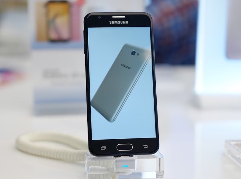 Samsung J7 Prime (Giá 6.290.000 đồng) :có thiết kế hợp thời khi đã sử dụng nhiều chi tiết kim loại trên vỏ máy và sử dụng mặt kính cong 2.5D. Tổng thể máy thể hiện tính mềm mại với các góc cạnh bo tròn và gọn gàng với phần viền được dát mỏng khá tối ưu.J7 Prime sử dụng màn hình PLS LCD 5,5 inch Full HD, chip Exynos 7870 tám nhân 1,6GHz, RAM 3GB, bộ nhớ trong 32GB và được trang bị cảm biến vân tay ngay vị trí nút Home vật lý. Tuy không đạt số “chấm” đủ cao để ăn đứt đối thủ, nhưng camera trước 8MP của J7 Prime có khẩu độ mở lớn f/1.9, tương đương khẩu độ camera sau 13MP, giúp máy ghi hình ổn ngay cả trong điều kiện ánh sáng yếu. Viên pin dung lượng cao 3.300mAh giúp Galaxy J7 Prime duy trì thời gian sử dụng trung bình lâu hơn đáng kể so với đối thủ cùng tầm. Ở mức giá thấp hơn, người dùng có thể chọn mua J5 Prime (4.990.000 đồng) hay J3 (3.290.000 đồng).