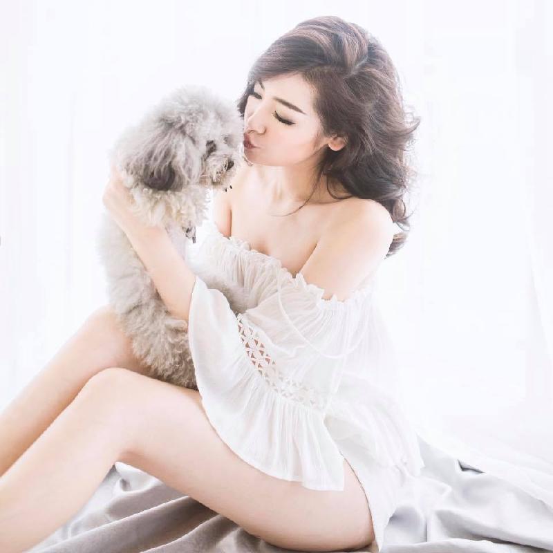 Tú Anh hóm hỉnh chia sẻ về hình ảnh của mình bên cún cưng: 