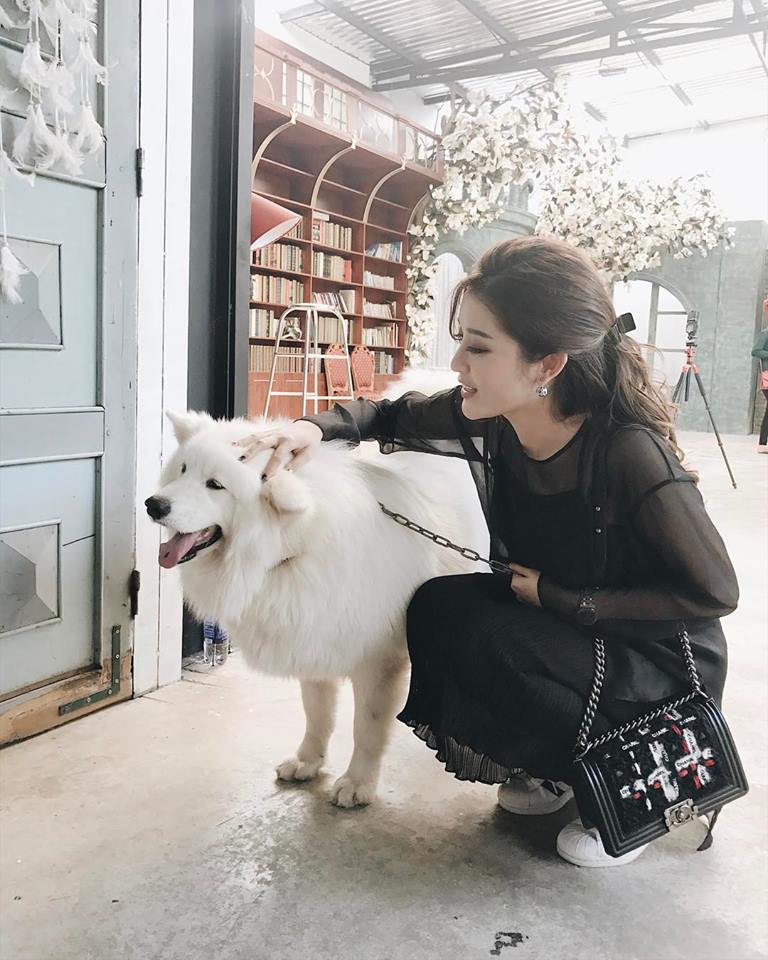 Huyền My cưng nựng cún cưng: 