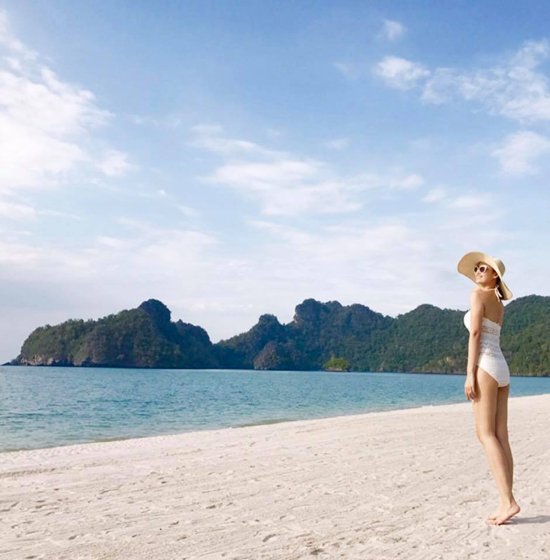 Lã Thanh Huyền, zippo mù tạt và em Người đẹp luôn tự tin tạo dáng trong áo tắm. Song cũng không khó nhận ra cô rất yêu thích biển.